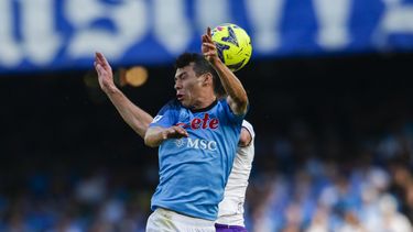 Hirving Lozano, del Napoli, disputa un centro en un partido ante la Fiorentina, el domingo 7 de mayo de 2023 (Alessandro Garofalo/LaPresse via AP)