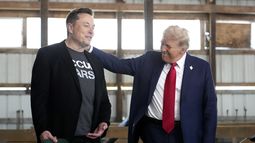 ARCHIVO - Elon Musk, izquierda, CEO de Tesla y SpaceX, se presenta en un acto de campaña de Donald Trump, entonces candidato republicano a la presidencia, el 5 de octubre de 2024, en Butler, Pensilvania. (AP Foto/Alex Brandon, archivo)
