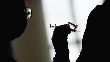Repuntan casos en hogares de ancianos; personal no vacunado