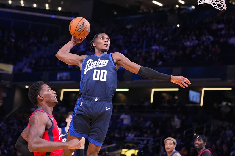 Bennedict Mathurin, de los Pacers de Indiana, se alza para retacar el balón sobre Jalen Duren, de los Pistons de Detroit, durante el juego de baloncesto de las Estrellas en Ascenso, en Indianápolis, el viernes of the Detroit P de febrero de 2024. (AP Foto/Michael Conroy)