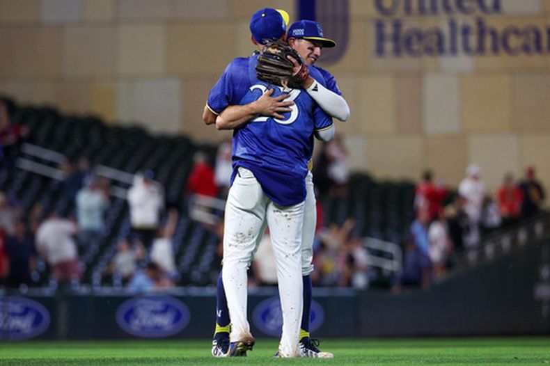 El tercera base de los Mellizos de Minnesota, Brooks Lee, y el primera base Royce Lewis celebran la victoria de su equipo contra los Cardenales de San Luis durante la novena entrada de un partido de béisbol, el viernes 12 de junio de 2026, en Minneapolis. (Foto AP/Matt Krohn)