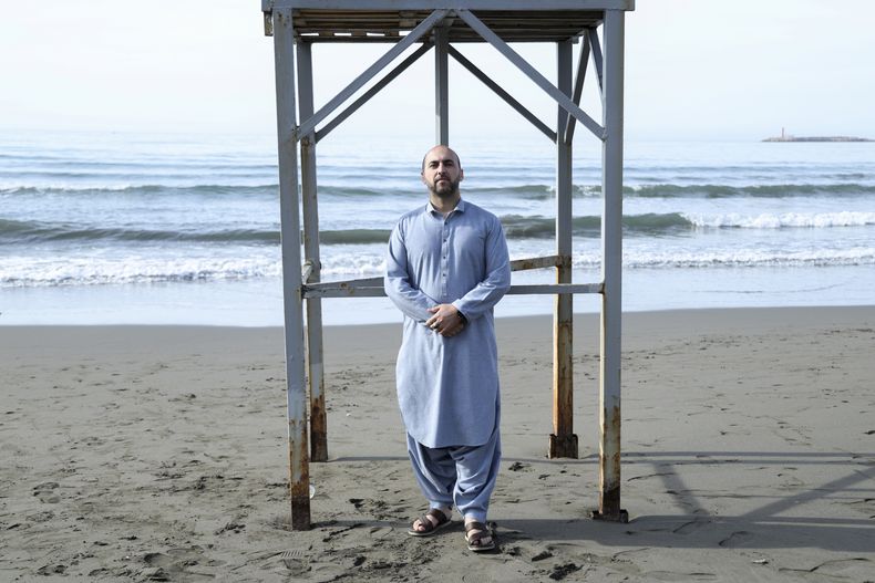 Mohammad Inbrahim, de 35 años, en una playa en Shengjin, Albania, el 27 de enero de 2025. Él es uno de muchos afganos que trabajó con el Ejército estadounidense en Afganistán y buscan ser reubicados en EEUU. (AP Foto/Vlasov Sulaj)