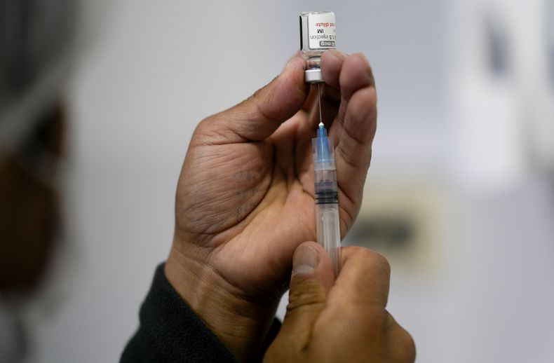 ARCHIVO - Un trabajador sanitario prepara una inyección de la vacuna de Pfizer contra el COVID-19, el 7 de enero de 2025, en La Paz, Bolivia. (AP Foto/Juan Karita, archivo)