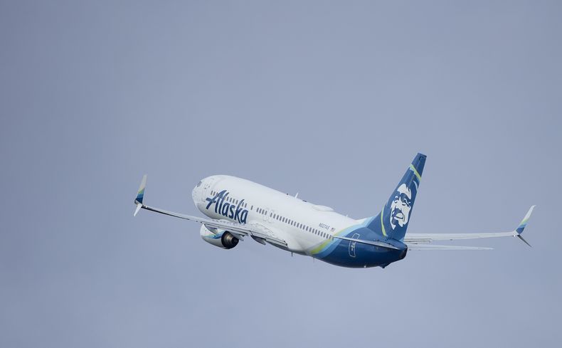 El vuelo 794 de Alaska Airlines, un avión Boeing 737-800, despega el sábado 6 de enero de 2024 del aeropuerto internacional de Portland, Oregon. (AP Foto/Craig Mitchelldyer)