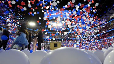 La vicepresidenta y candidata demócrata a la presidencia, Kamala Harris, el segundo caballero Doug Emhoff, el candidato demócrata a la vicepresidencia, el gobernador de Minnesota Tim Walz y su esposa Gwen Walz y miembros de sus familias suben al escenario mientras caen globos en la última noche de la Convención Nacional Demócrata en Chicago. Jueves 22 de agosto de 2024. (Kent Nishimura/The New York Times vía AP, Pool)