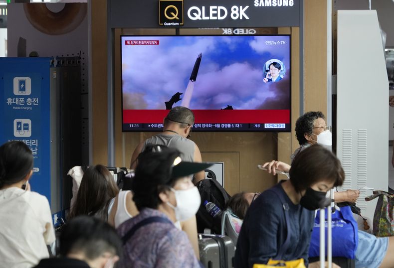 Una televisión muestra una imagen de un lanzamiento de misil de Corea del Norte durante un noticiero, el miércoles 12 de julio de 2023, en una estación de tren de Seúl, Corea del Sur. (AP Foto/Ahn Young-joon)