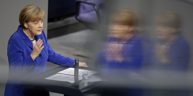 La canciller alemana, Angela Merkel, gesicula durante un discurso ante el parlamento federal alem&aacute;n, el Bundestag, en Berl&iacute;n, el 16 de octubre de 2014. Los reflejos est&aacute;n causados por las ventanas de la tribuna de visitantes. (Foto AP