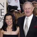 ARCHIVO - El actor Gene Hackman llega con su esposa, Betsy Arakawa, para la 60ª edición anual de los Globos de Oro en Beverly Hills, California, el 19 de enero de 2003. (Foto AP/Mark J. Terrill, archivo)