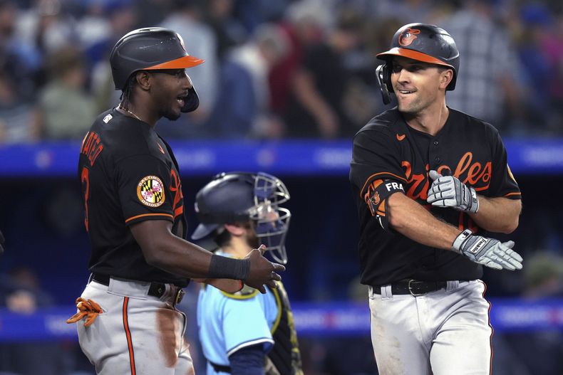 Adam Frazier, derecha, de los Orioles de Baltimore, celebra su cuadrangular de dos carreras en contra de los Azulejos de Toronto con Jorge Mateo durante la novena entrada del juego de béisbol, el viernes 19 de mayo de 2023, en Toronto. (Chris Young/The Canadian Press vía AP)
