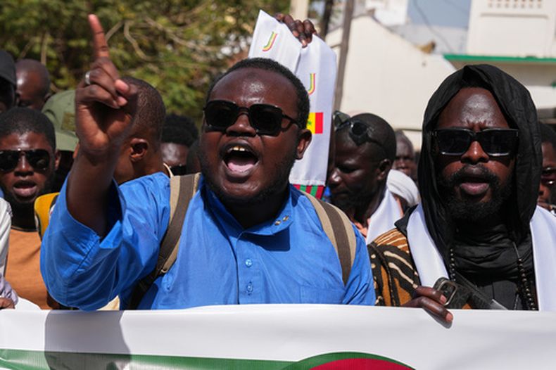 ARCHIVO - Manifestantes protestan contra la homosexualidad en Dakar, Senegal, el 6 de marzo de 2026. (Foto AP/Misper Apawu, archivo)