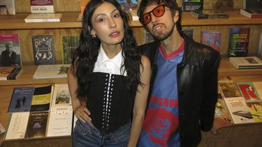La cantautora argentina Daniela Spalla, izquierda, y el cantautor colombiano Esteman posan para un retrato para promocionar su álbum Amorío, en la Ciudad de México, el 13 de agosto de 2025. (Foto AP/Berenice Bautista)