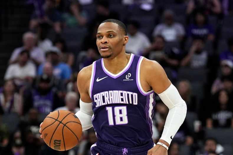 ARCHIVO - Russell Westbrook, de los Kings de Sacramento, conduce el balón durante el partido del jueves 19 de marzo de 2026, ante los 76ers de Filadelfia (AP Foto/Justine Willard, archivo)