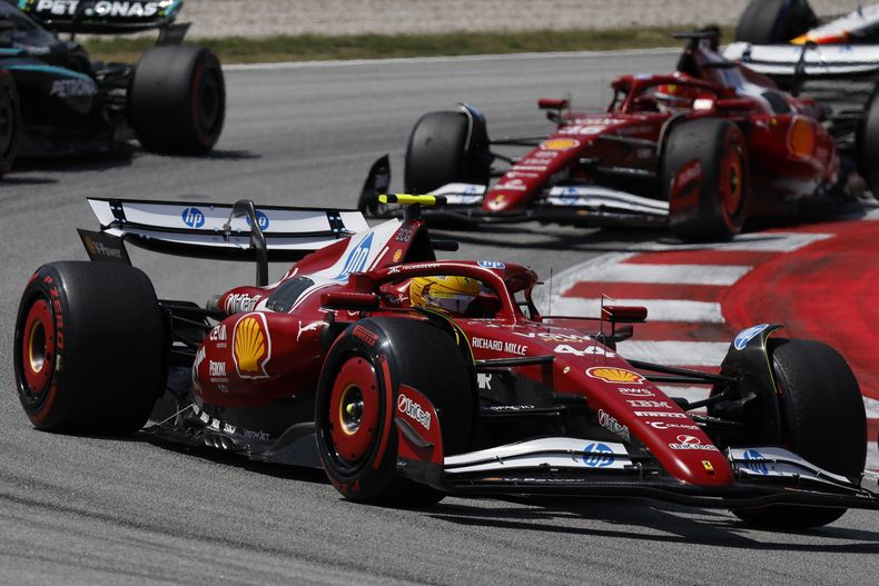 El británico Lewis Hamilton conduce su Ferrari durante el Gran Premio de España de Fórmula 1 en el circuito de Barcelona en Montmelo, cerca de Barcelona, España, el domingo 1 de juniode 2025. (AP Foto/Joan Monfort)