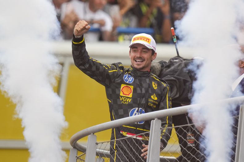 ARCHIVO - El piloto de Ferrari Charles Leclerc celebra en el podio tras el Gran Premio de Italia de la Fórmula 1 en Monza, el 1 de septiembre de 2024. (AP Foto/Luca Bruno)