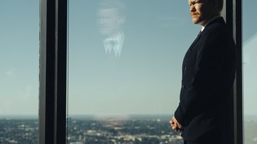 En esta imagen proporcionada por Searchlight Pictures, Jesse Plemons en una escena de Kinds of Kindness. (Atsushi Nishijima/Searchlight Pictures via AP)