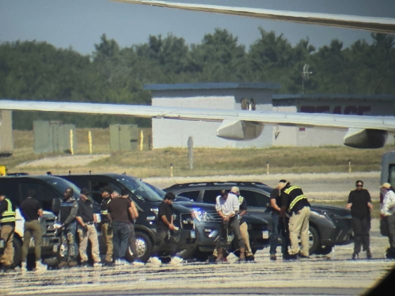 Foto obtenida por The Associated Press que muestra a personas detenidas por la agencia de inmigración ICE en el Aeropuerto Internacional Portsmouth en Pease, Nueva Hampshire, el 16 de agosto del 2025. (AP foto)