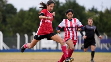 Candelaria Cabrera, de 12 años, quien juega para el equipo femenino de Huracán de Chabas, controla el balón durante un encuentro ante en el Alumni in Arequito, de la provincia de Santa Fe en Argentina, el lune 19 de junio del 2023. (AP Foto/Natacha Pisarenko)