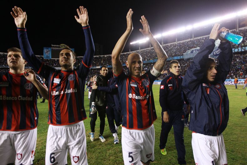 Los jugadores de San Lorenzo saludan a la hinchada luego de perder 1-0 ante Bol&iacute;var en La Paz el 30 de julio del 2014. Los argentinos se clasificaron a la final de la Copa Libertadores con un holgado marcador global de 5-1 a su favor. (AP Photo/Jua