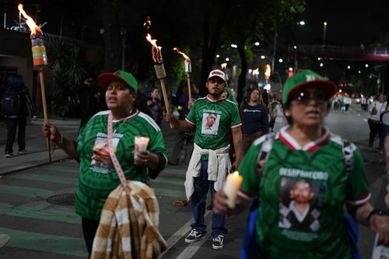 Parientes de personas desaparecidas marchan hacia el Estadio Azteca el miércoles 10 de junio de 2026, un día antes de la inauguración del Mundial (AP Foto/Eduardo Verdugo)