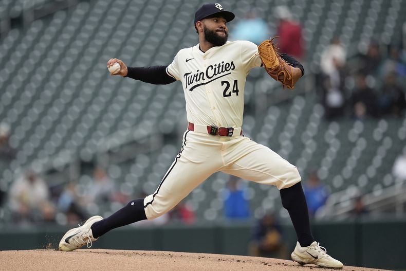 Simeon Woods Richardson, abreidor de los Mellizos de Minnesota, lanza en el juego del jueves 26 de junio de 2025, ante los Marineros de Seattle (AP Foto/Abbie Parr)