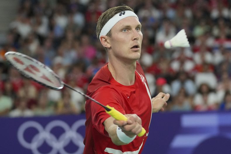 El danés Viktor Axelsen compite contra el tailandés Kunlavut Vitidsarn en la final de sencillos del bádminton de los Juegos Olímpicos, el lunes 5 de agosto de 2024. (AP Foto/Dita Alangkara)
