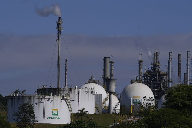 ARCHIVO - Vista de la refinería de petróleo Capuava de Petrobras en Maui, en las afueras de Sao Paulo, Brasil, 6 de noviembre de 2023. (AP Foto/Andre Penner, File)