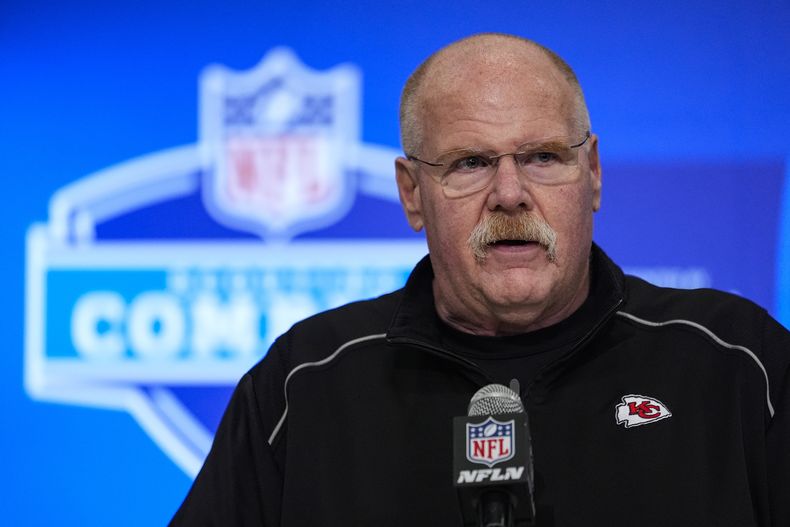 Andy Reid, entrenador de los Chiefs de Kansas City, habla en una conferencia de prensa el martes 27 de febrero de 2024, en Indianápolis (AP Foto/Michael Conroy)