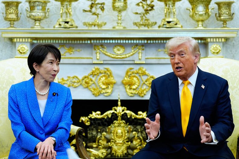 El presidente Donald Trump habla durante una reunión con la primera ministra japonesa, Sanae Takaichi, en el Despacho Oval de la Casa Blanca, el jueves 19 de marzo de 2026, en Washington. (Foto AP/Alex Brandon)