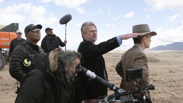 En esta imagen proporcionada por Universal Pictures, el director Christopher Nolan, centro, y Cillian Murphy, derecha, en el set de Oppenheimer. (Melinda Sue Gordon/Universal Pictures vía AP)