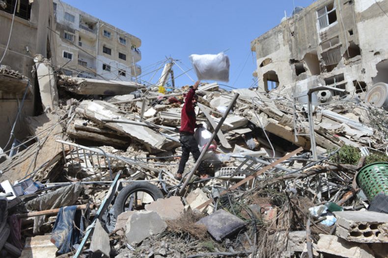 Un hombre recoge las pertenencias de su familia entre los escombros de un edificio destruido en un ataque aéreo israelí el día anterior en Maarakeh, Líbano, el 17 de mayo de 2026. (Foto AP/Mustafa Jamalddine)