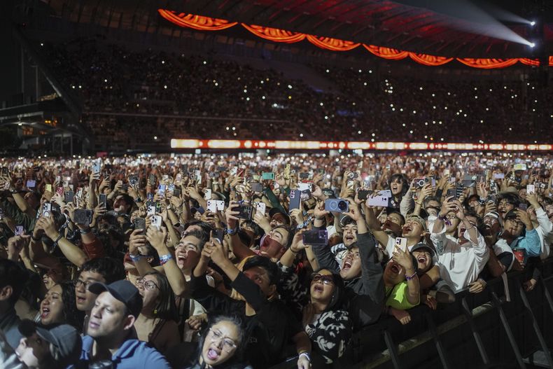Fans ovacionan durante el concierto de la cantante chilena Mon Laferte en la 25ª edición del festival de música Vive Latino en la Ciudad de México, el domingo 16 de marzo de 2025. (Foto AP/Aurea Del Rosario)