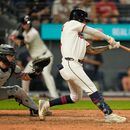 Brayan Rocchio, de los Guardianes de Cleveland, conecta un jonrón para ganar el partido en la novena entrada de un encuentro de béisbol contra los Medias Blancas de Chicago, en Cleveland, el jueves 2 de julio de 2026. (Foto AP/Sue Ogrocki)