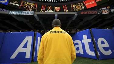 Un trabajador de seguridad espera la llegada de los jugadores al campo antes del Sugar Bowl en Nueva Orleáns, el jueves 2 de enero de 2025 (AP Foto/Matthew Hinton)