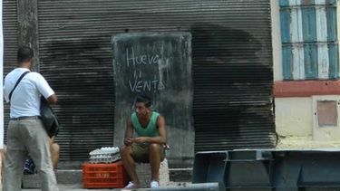 Comprar un cartón de huevos consume un buen porciento del salario de un trabajador.