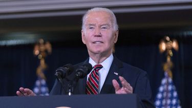 El presidente Joe Biden toma la palabra durante la recepción navideña del Comité Nacional Demócrata, en el Hotel Willard de Washington, el domingo 15 de diciembre de 2024. (AP Foto/Jose Luis Magana)