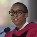 ARCHIVO - La decano de la Facultad de Artes y Ciencias de la Universidad de Harvard, Claudine Gay, pronuncia un discurso durante una ceremonia, el 25 de mayo de 2023, en el campus de la universidad en Cambridge, Massachusetts. (AP Foto/Steven Senne, Archivo)