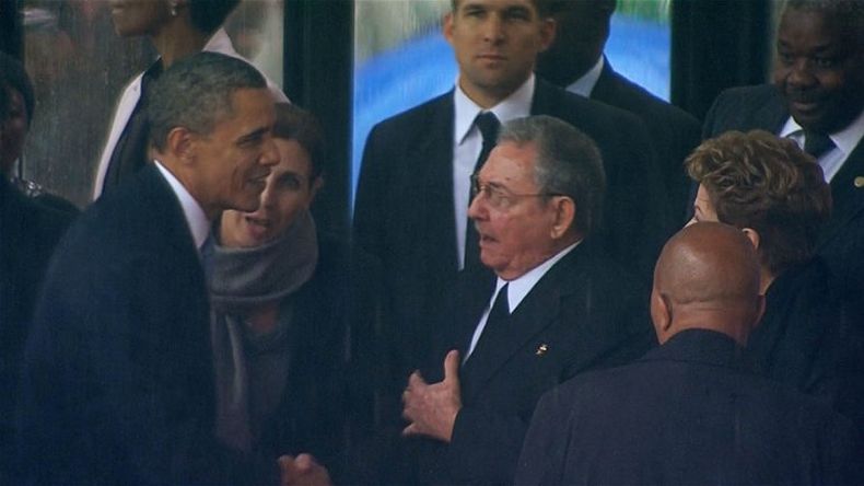 En esta foto del&nbsp; 10 de diciembre de 2013,&nbsp; Raúl Castro y&nbsp; Obama&nbsp; se saludan durante las exequias del líder sudafricano Nelson Mandela en el estadio Soweto, en Sudáfrica.&nbsp;