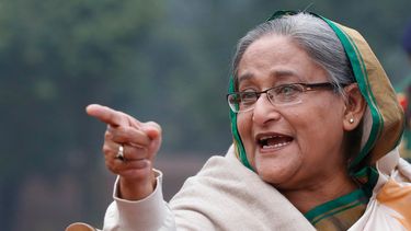 ARCHIVO - La primera ministra de Bangladesh, Sheikh Hasina, habla durante una conferencia de prensa en Daca, Bangladesh, el 6 de enero de 2014. (AP Foto/Rajesh Kumar Singh, Archivo)
