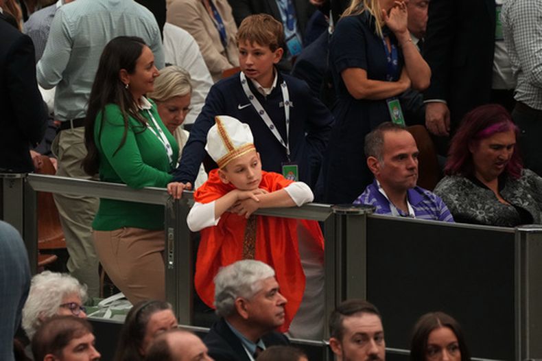 Un niño vestido con un traje de papa espera la llegada de León XIV al salón Pablo VI en el Vaticano, el 31 de octubre de 2026, para una audiencia con alrededor de 7.000 estudiantes y representantes de las universidades de Villanova y Notre Dame, incluyendo sus equipos masculino y femenino de baloncesto, en la víspera del inicio de un torneo en Roma. (AP Foto/Gregorio Borgia)