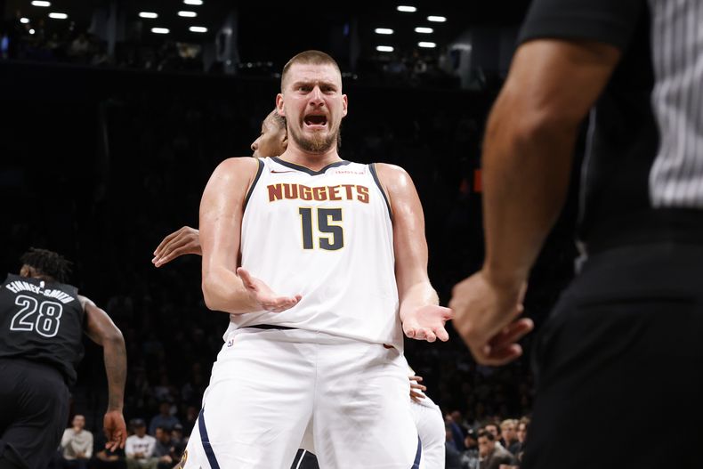 El serbio Nikola Jokic, de los Nuggets de Denver, festeja en el tercer cuarto del encuentro del martes 29 de octubre de 2024, ante los Nets de Brooklyn (AP Foto/Jason DeCrow)