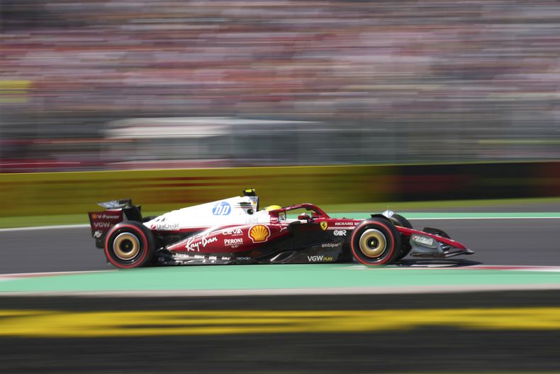 El británico Lewis Hamilton de Ferrari conduce su auto en la primera práctica del fin de semana del Gran Premio de Italia en Monza el viernes 5 de septiembre del 2025. (AP Foto/Antonio Calanni)