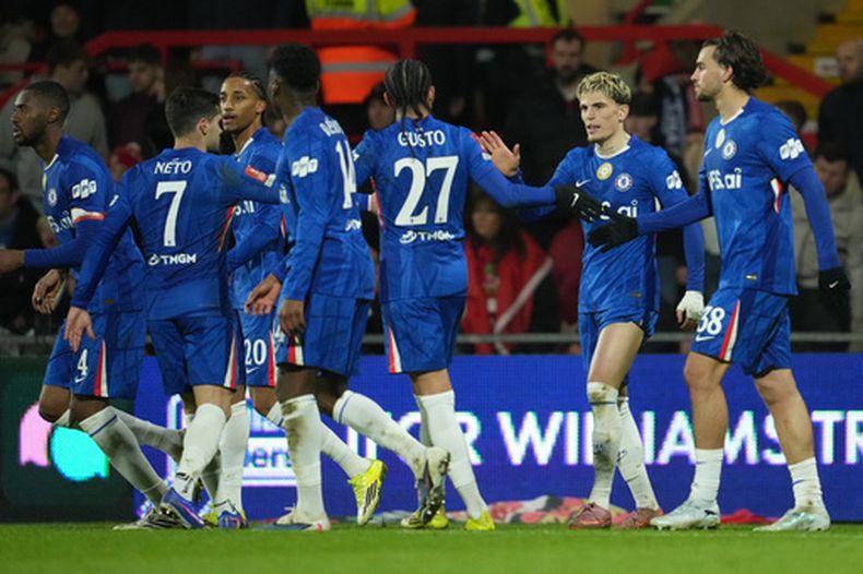 Los jugadores de Chelsea celebran un gol ante Wrexham en la Copa FA, el sábado 7 de marzo de 2026, en Wrexham, Gales, el sábado 7 de marzo de 2026. (AP Foto/Jon Super)