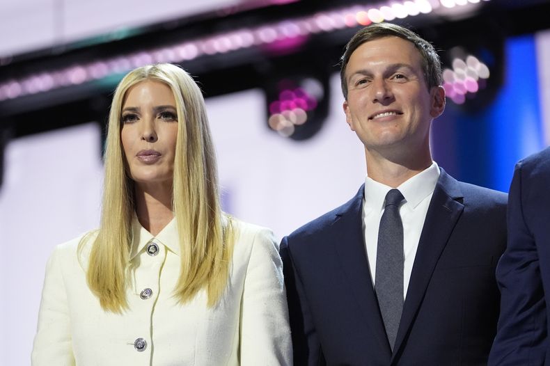 ARCHIVO - Ivanka Trump y Jared Kushner durante el último día de la Convención Nacional Republicana, el 18 de julio de 2024, en Milwaukee. (AP Foto/Paul Sancya, Archivo)