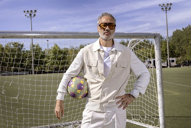 El director Taika Waititi posa para un retrato para promover su película Next Goal Wins durante el Festival Internacional de Cine de Toronto el 11 de septiembre de 2023 en Toronto. (Foto Joel C Ryan/Invision/AP)