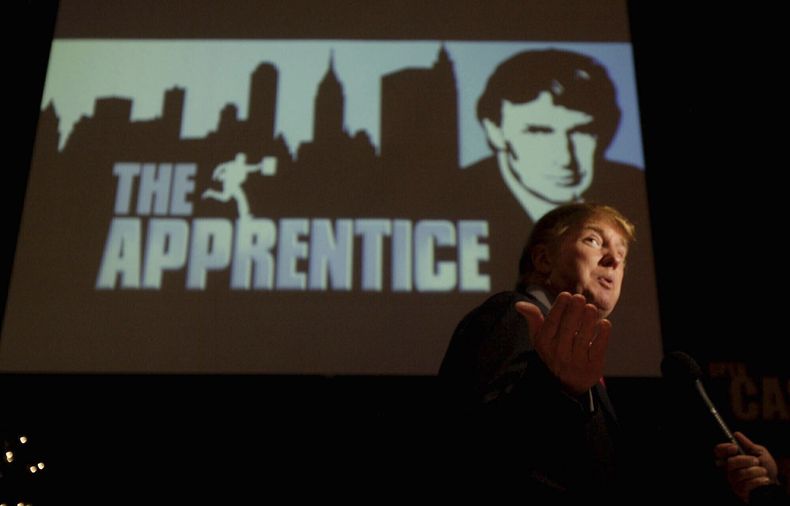 ARCHIVO - Donald Trump, en busca de concursantes para el programa de televisión The Apprentice, es entrevistado en Universal Studios Hollywood el 9 de julio de 2004, en la sección de Universal City de Los Ángeles. Versiones sobre el comportamiento de Trump en The Apprentice han hecho resurgir acusaciones sobre si fue ofensivo con los concursantes negros en el programa. (Foto AP/Ric Francis, archivo)