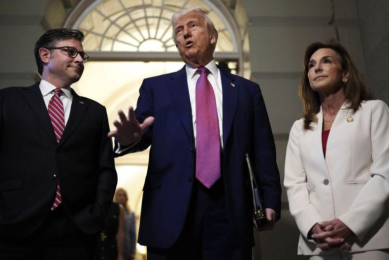 El presidente estadounidense Donald Trump (cent) con el titular de la Cámara de Representantes Mike Johnson y la representante republicana Lisa McClain, en el Congreso en Washington el 20 de mayo del 2025. (AP foto/Julia Demaree Nikhinson)