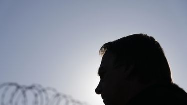 ARCHIVO - El expresidente brasileño Jair Bolsonaro habla con la prensa a su llegada al aeropuerto, el 29 de junio de 2023, en Brasilia, Brasil. (AP Foto/Eraldo Peres, archivo)