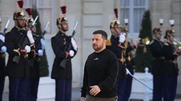 El presidente de Ucrania, Volodymyr Zelenskyy, pasa junto a guardias republicanos a su llegada al Palacio del Elíseo el domingo 14 de mayo de 2023. El presidente de Ucrania, Volodymyr Zelenskyy, visitó Gran Bretaña el lunes mientras el cercano aliado de Kiev se preparaba para prestar más ayuda militar en un esfuerzo de cambiar el rumbo de la guerra. (AP Foto/Michel Euler)
