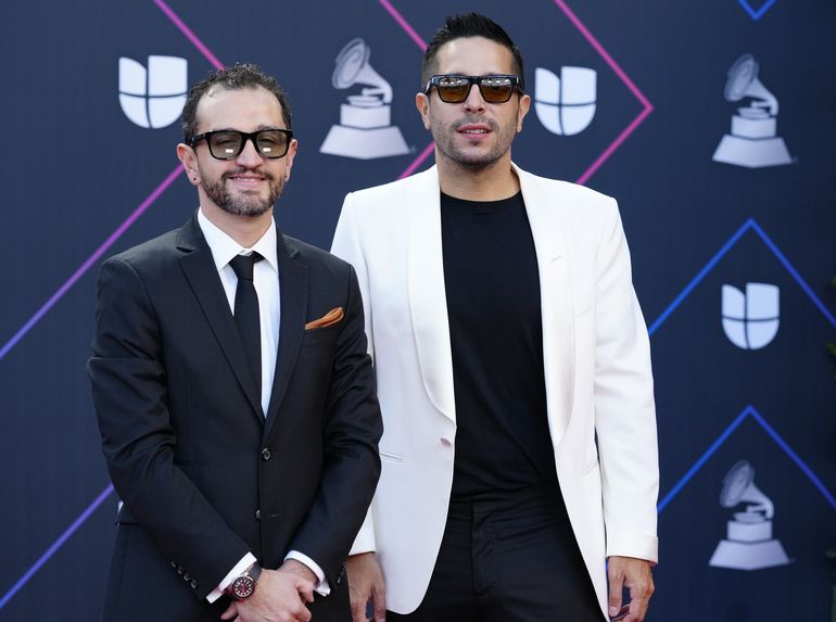 Tonos pastel y mucho amor en la alfombra de los Latin Grammy