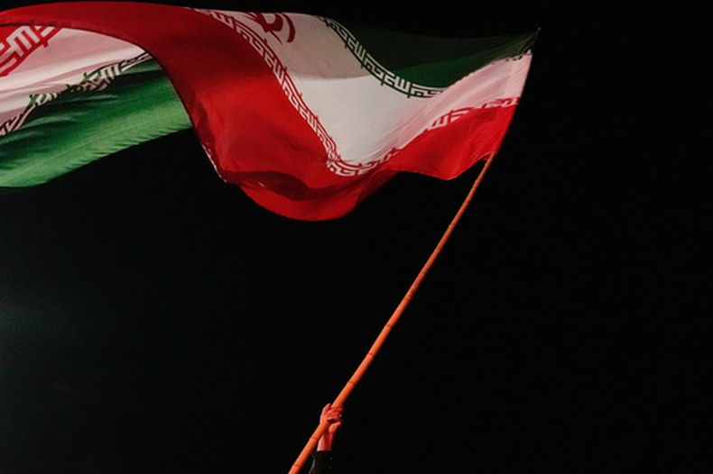 Una bandera iraní en una concentración a favor del gobierno en Teherán el 11 de agosto del 2026. (AP foto/Vahid Salemi)